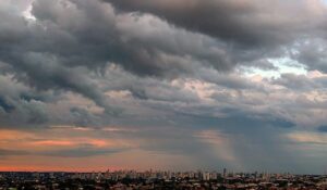 Instabilidades ganham força e final de semana pode ter chuva com risco de alagamentos e inundações
